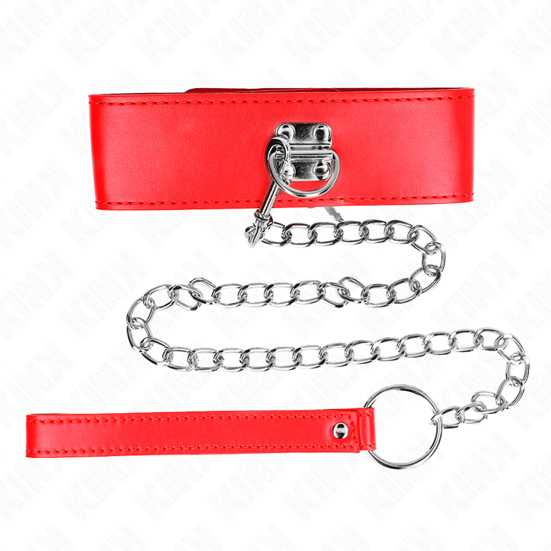 Collier large rouge à boucle métallique relié à une longue laisse chaîne argentée à poignée, étalé sur fond blanc, accessoire de domination BDSM affirmé.