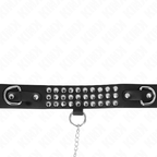 Collier de soumission orné de brillant avec laisse — détail texture surface