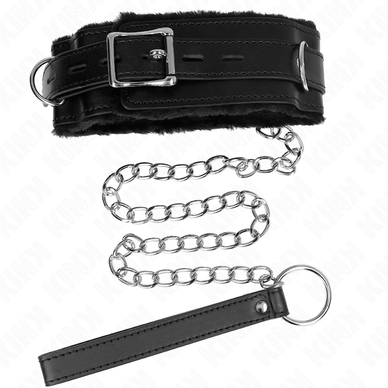 Collier de soumission en cuir noir fourrure avec laisse a chaine argentee lovee et dragonne, pose a plat sur fond blanc, accessoire BDSM de contention.