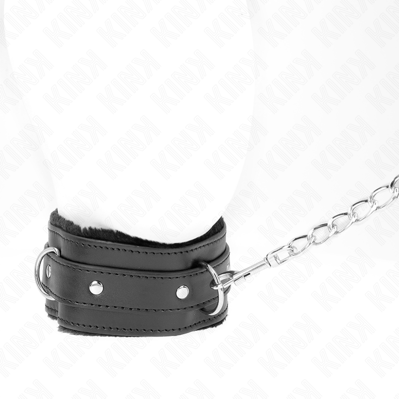 Collier de soumission en cuir noir doublure fourrure porte sur un buste mannequin blanc, laisse a chaine argentee attachee a l'anneau, accessoire BDSM.