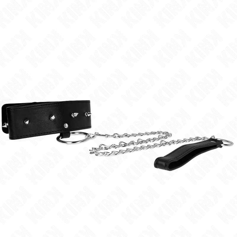 Collier de soumission noir à clous reliés par une chaîne argentée à poignée cuir. Kit collier-laisse BDSM rock pour jeu dominant-soumis.