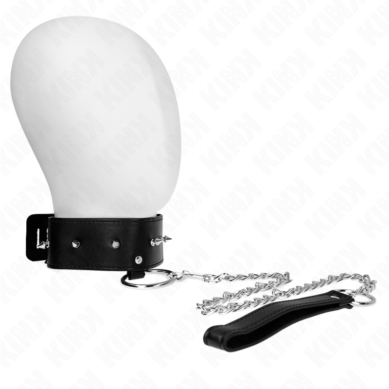 Collier de soumission noir clouté porté sur buste mannequin, chaîne argentée et poignée pendantes. Accessoire BDSM au look rock pour jeu de soumission.