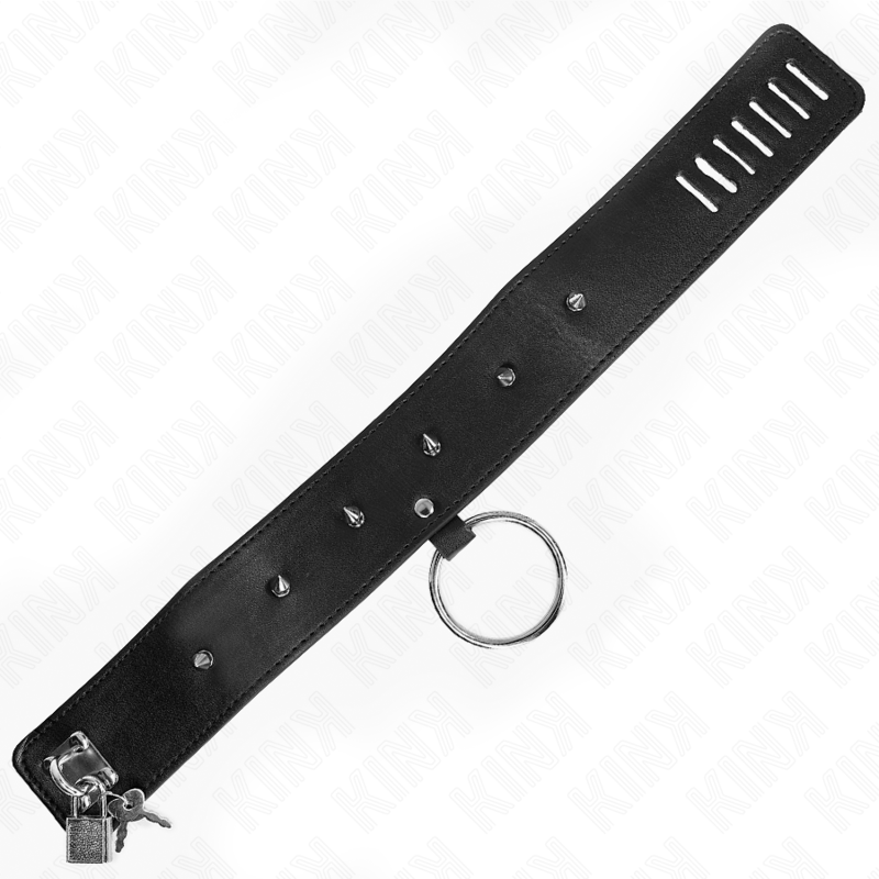 Collier de soumission noir étroit à pointes et anneau argenté, cadenas à la base, posé en biais. Accessoire BDSM verrouillable au sentiment de contrôle.