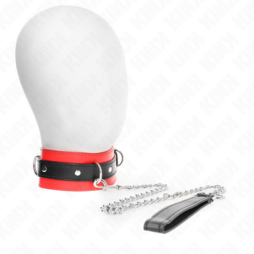 Collier rouge et noir clouté relié à une laisse chaîne, porté sur une tête de mannequin blanche, accessoire de soumission BDSM bicolore au look affirmé.