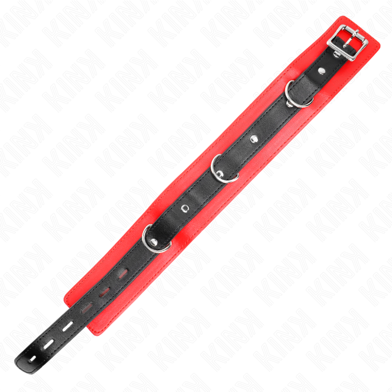 Sangle de collier bicolore rouge et noir à rivets et boucle métallique, présentée en diagonale, élément ajustable du collier de soumission BDSM.