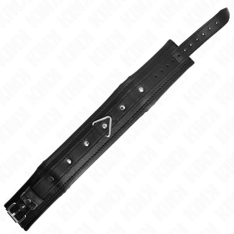 Collier de soumission en cuir noir deploye a plat montrant la boucle, les rivets dores et les anneaux le long de la sangle reglable, accessoire BDSM.
