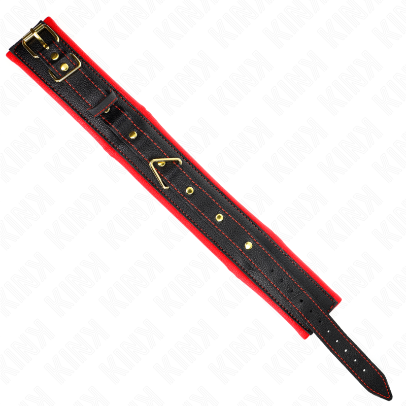 Collier de soumission en cuir noir borde de rouge deploye a plat montrant boucle et anneaux le long de la sangle reglable, accessoire de contention du cou.