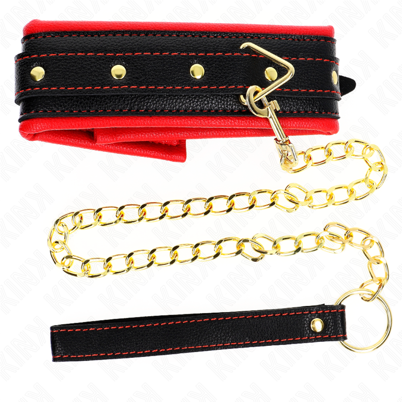 Collier de soumission en cuir noir borde de rouge avec laisse a chaine doree et dragonne assortie, pose a plat sur fond blanc, accessoire dominant-soumis.