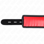 Collier de soumission matelassé avec laisse — vue rapprochée