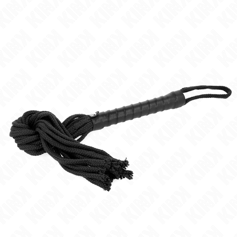 Fouet à mèches en corde noire lové avec sa boucle de bout, vue d'ensemble des brins tressés de l'accessoire d'impact Kink.