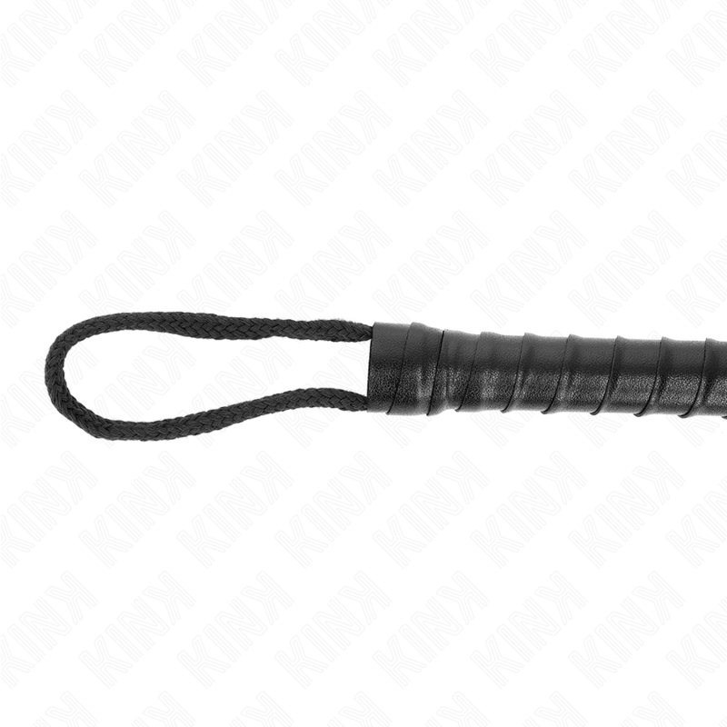 Détail des mèches en corde de coton noire nouées du martinet et de sa boucle de suspension, brins souples de l'accessoire de discipline.