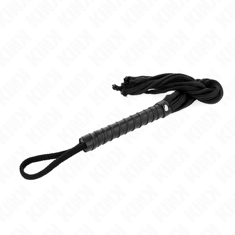 Gros plan sur le manche tressé et la dragonne du martinet en corde noire, détail de la prise ferme de l'accessoire d'impact souple.