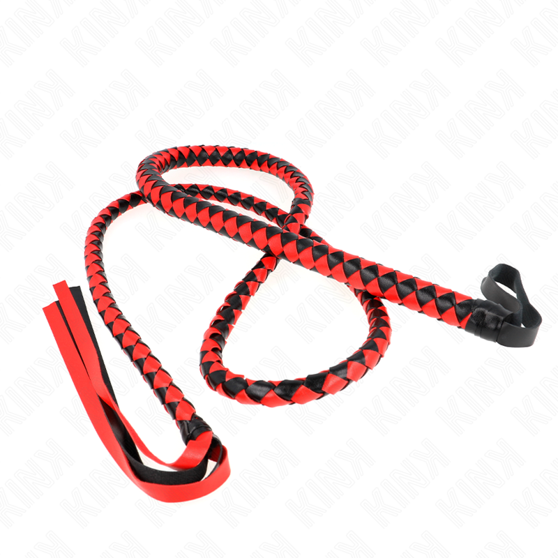 Long fouet serpent rouge et noir enroulé en huit avec ses lanières de bout, accessoire de frappe tressé de la gamme Kink Masters of BDSM.