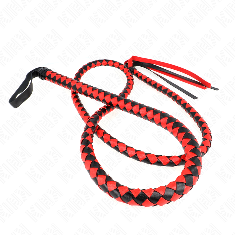 Fouet serpent tressé rouge et noir de 210 cm lové en spirale, vue de sa longueur et de ses mèches souples pour la discipline experte.