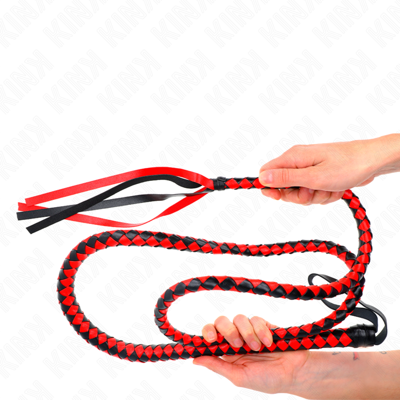 Fouet long type serpent pour jeux de discipline — détail texture surface