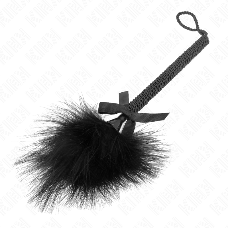 Baguette à plumes avec nœud pour caresses — détail texture surface