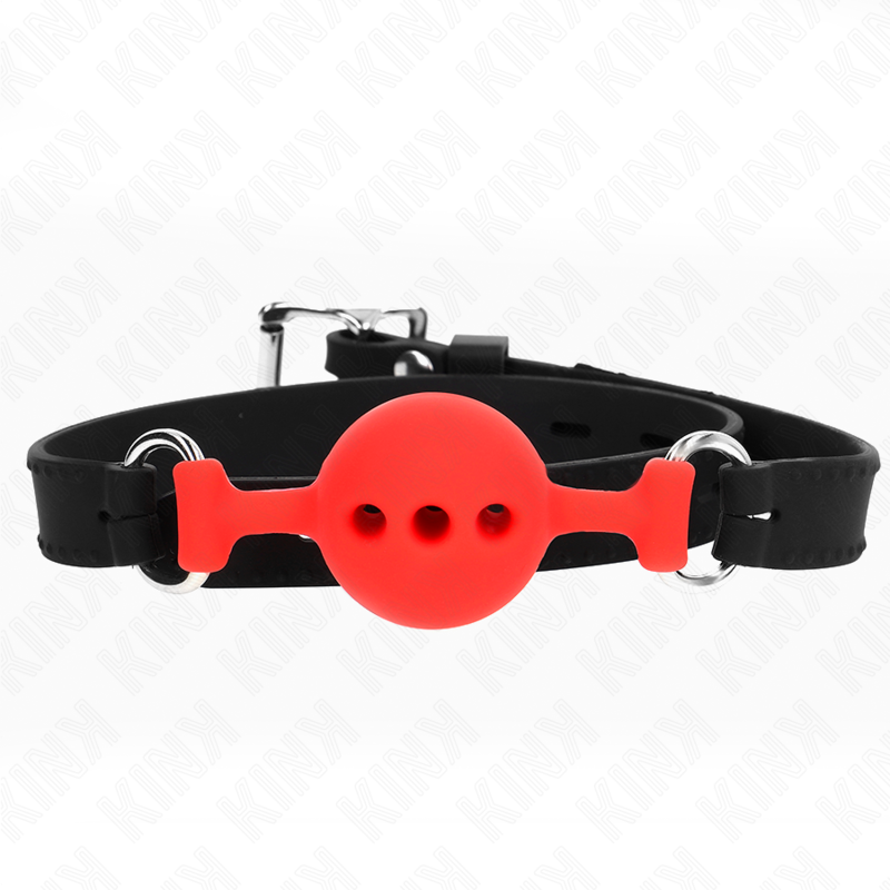 Bâillon boule rouge ajourée en silicone à anneaux en D sur sangle noire perforée, vu de face, accessoire de soumission BDSM respirant et coloré.