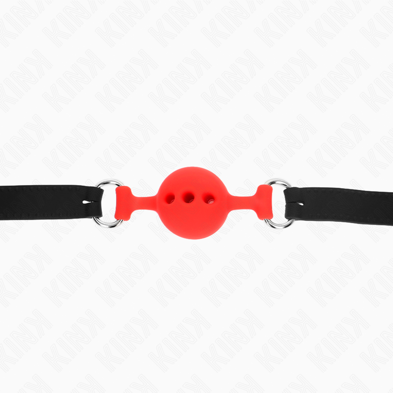 Bâillon boule rouge ajourée en silicone monté entre deux anneaux sur fine lanière, gros plan sur les perforations, accessoire de soumission BDSM respirant.