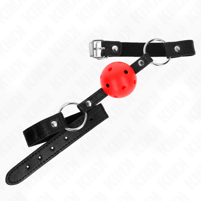 Baillon boule rouge ajourée sur sangle noire a anneaux et boucle, posee a plat. Accessoire de soumission respirant pour reduire au silence lors des jeux a deux.