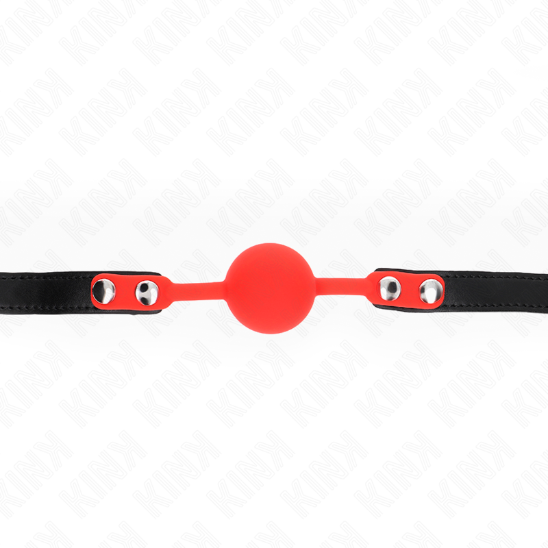 Gros plan du baillon boule rouge en silicone monte sur sa sangle noire reglable, accessoire BDSM de soumission qui impose le silence en douceur.