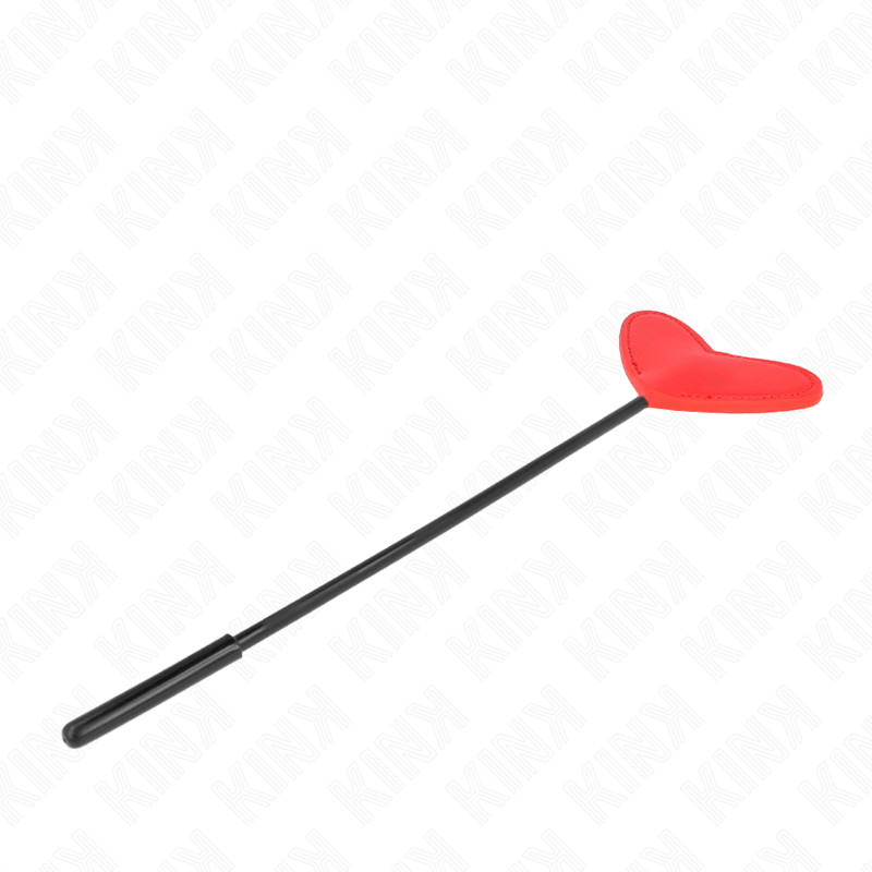 Tapette cœur rouge à manche fin en diagonale sur fond blanc, petite palette de fessée en cuirette pour des tapes joueuses et ciblées dans les jeux BDSM.