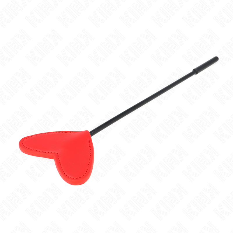 Cravache de fessée à palette cœur rouge en simili-cuir et manche noir, vue rapprochée, accessoire de spanking de 33 cm pour découvrir la discipline en douceur.