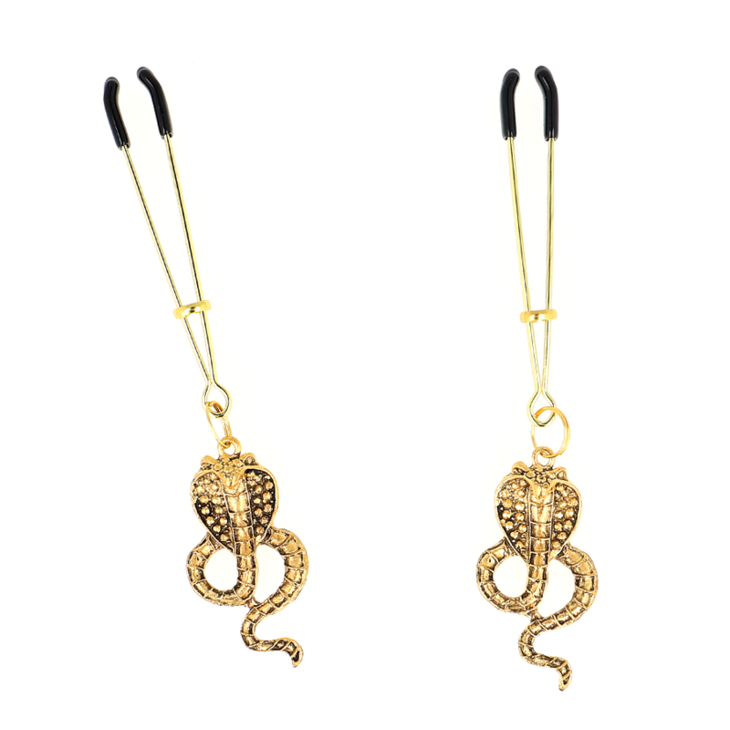 Pinces à tétons dorées non réglables ornées de pendentifs serpent ciselés, présentées suspendues, bijou de peau BDSM pour une stimulation par pincement élégante.