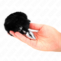 Plug anal en acier inoxydable à queue de lapin pompon noire présenté dans une main, accessoire bijou animal lisse pour le jeu de rôle coquin.