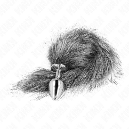 Plug métal chromé surmonté d'une queue gris clair en fausse fourrure aux poils longs, accessoire de jeu de rôle BDSM animal posé sur fond clair et doux