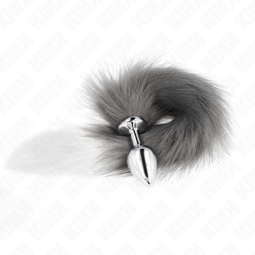 Plug métal chromé surmonté d'une queue en fausse fourrure grise et blanche aux poils longs, accessoire de jeu de rôle BDSM animal posé sur fond clair