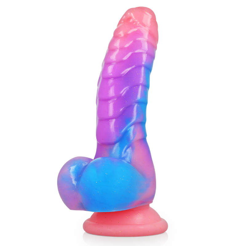 Gode en silicone degrade corail, violet et bleu debout de face, base a testicules et ventouse rose. Fut texture aux teintes vives, design fantasy en matiere souple flexible.