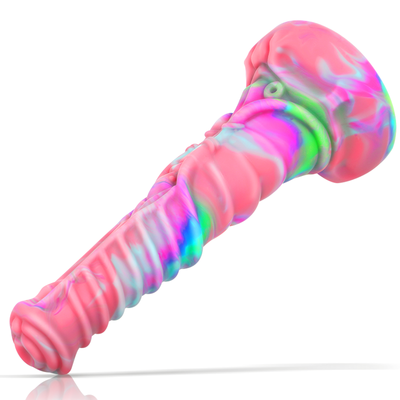 Gode fantastique sculpte en silicone pose a plat, reliefs ciseles multicolores facon racine, base ventouse, un objet fantasy d'inspiration celtique non realiste.
