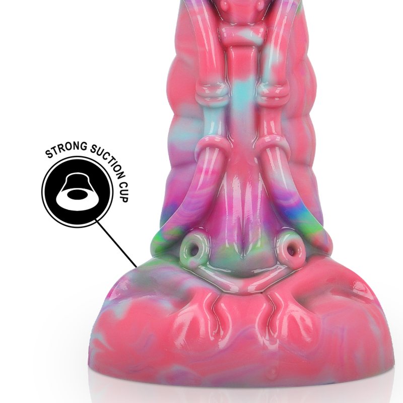Gros plan de la base du gode fantastique sculpte en silicone, reliefs ciseles multicolores sur large base ventouse, picto strong suction cup, design fantasy non realiste.