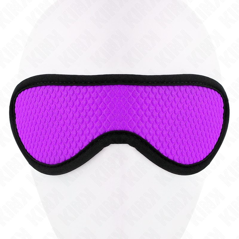 Masque sur les yeux violet à écailles porté de face sur tête de mannequin blanche, gros plan sur la matière, accessoire BDSM de privation sensorielle élégant.