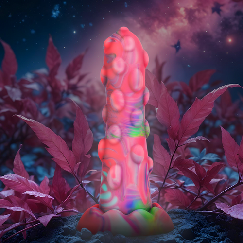 Gode fantaisie Nixie en silicone presente dans un decor nocturne de feuillages pourpres, teintes roses et pastel, reliefs organiques, un objet fantasy sans element anatomique.