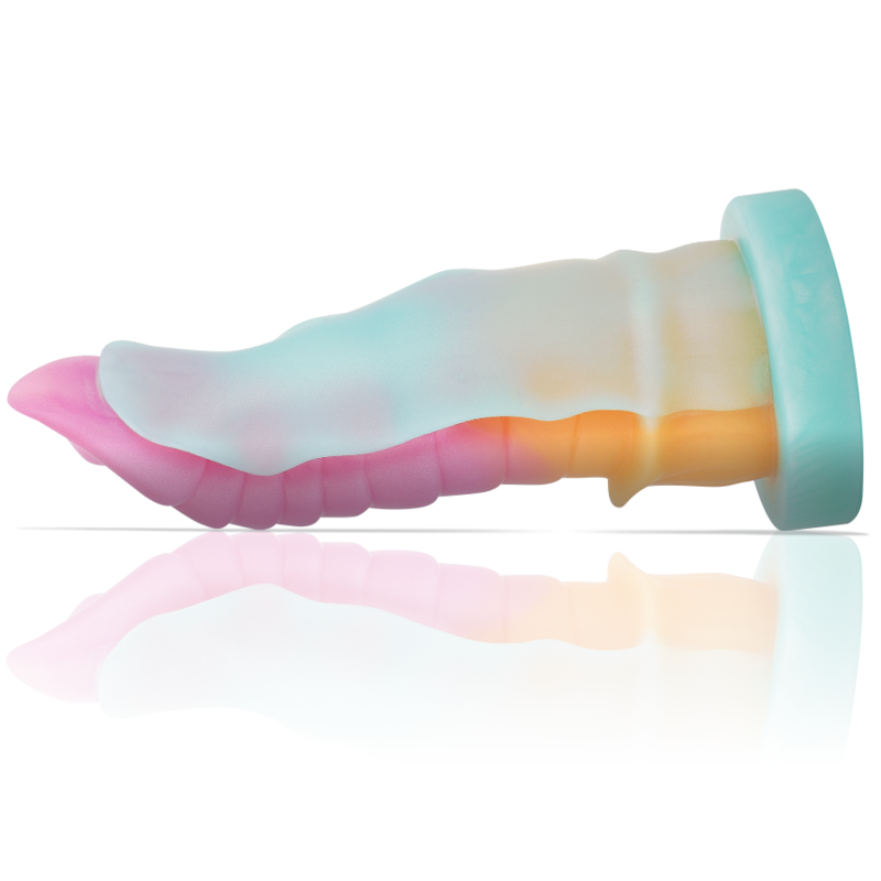 Gode fantaisie Kelpie en silicone facon tentacule pose a plat, stries fines et degrade rose, bleu et jaune, base ventouse, un objet fantasy organique non anatomique.