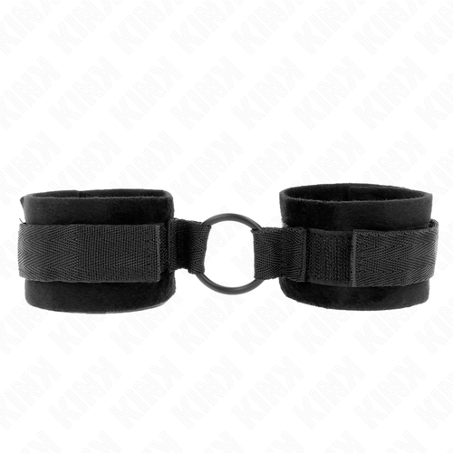 Paire de manchettes de poignets en neoprene noir reliees par un anneau en O, posees sur fond blanc, accessoire de contention souple pour debutants.