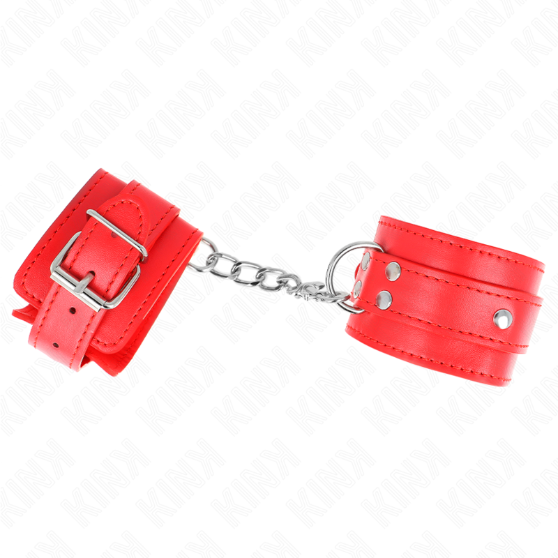Manchettes de poignets en cuir rouge a boucle argentee et anneaux en D, reliees par une chaine, vue a plat d'une entrave de contention en cuir vif.