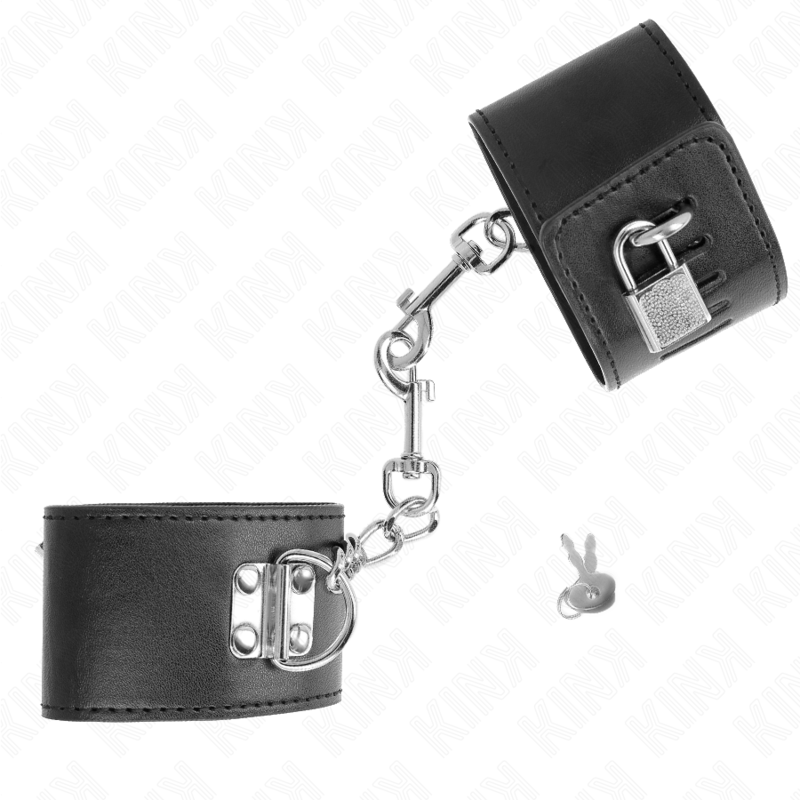 Larges menottes de poignets en cuir noir a cadenas et chaine argentee presentees a plat : accessoire de contention verrouillable pour le bondage a deux.