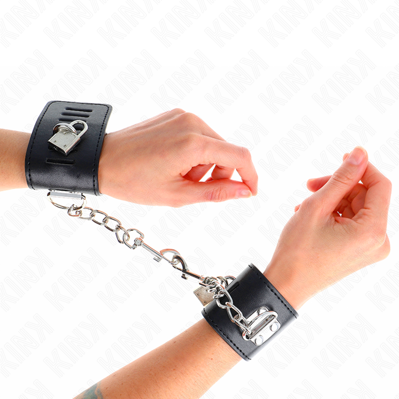 Larges menottes de poignets en cuir noir a cadenas et chaine fermees aux poignets : contention verrouillable pour les jeux de soumission BDSM a deux.