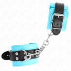 Manchettes de poignets bleu turquoise et noir a boucle et mousqueton, vue rapprochee du contraste bicolore de cet accessoire de contention BDSM.