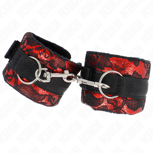 Paire de manchettes de poignets en nylon habillées de dentelle rouge et noire, reliées par un mousqueton chromé, posées à plat pour un jeu d'attache soft.