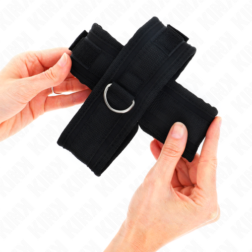 Manchette de poignet en neoprene noir matelasse a anneau en O et fermeture scratch tenue a deux mains, accessoire de contention doux pour debutants.