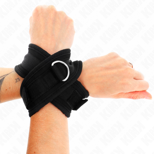 Manchette de poignet en neoprene noir a anneau en O et scratch portee au poignet, contention BDSM souple et confortable pour jeux de soumission.