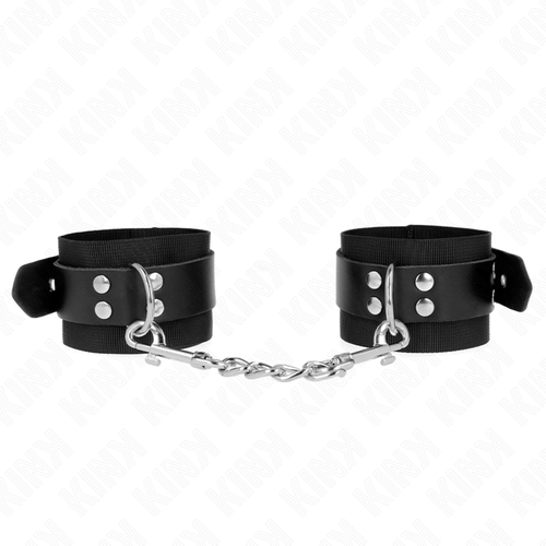 Paire de menottes en cuir noir à rivets reliées par une chaîne métallique, posées à plat, kit d'attache de contention au style sobre pour jeux de soumission