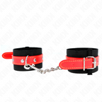 Paire de menottes de poignets rouge et noir a anneaux en D reliees par une chaine, fond blanc : accessoire de contention au contraste vif pour le jeu de domination.
