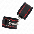 Manchettes de poignets neoprene noir a dentelle rouge avec anneau en O et mousqueton, vue rapprochee de cet accessoire de contention confortable.