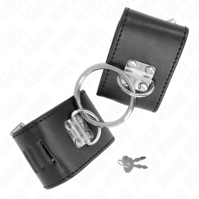 Larges menottes de poignets en cuir noir a anneau central metallique avec cles, fond blanc : contention verrouillable pour les jeux de soumission a deux.