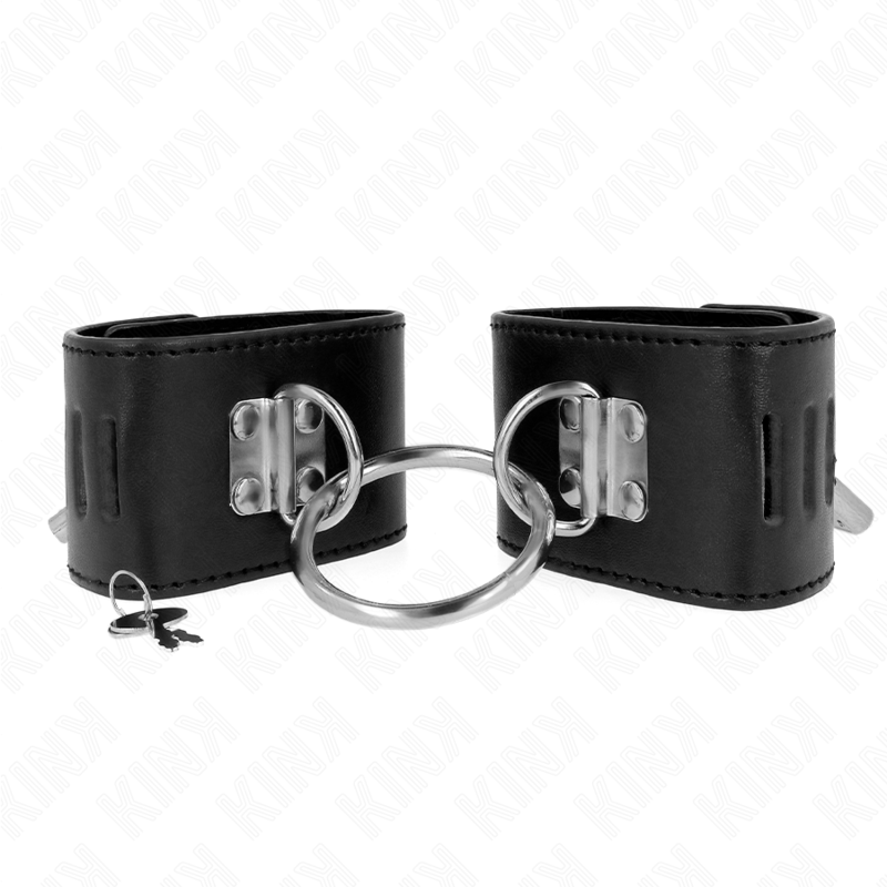 Larges menottes de poignets en cuir noir a grand anneau central et cadenas, presentees a plat : accessoire de contention verrouillable pour le jeu de domination.