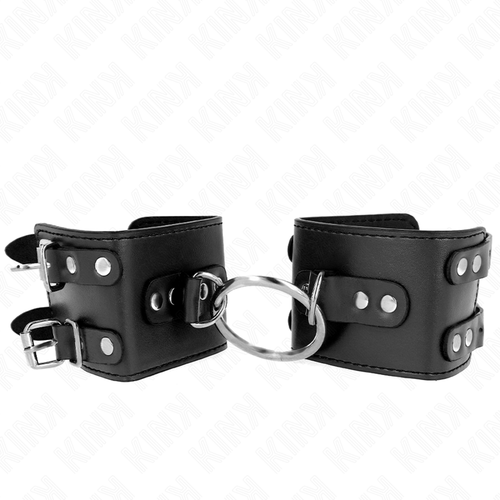 Paire de manchettes de poignets noires en simili cloutées avec grand anneau d'attache central, kit de contention pour le bondage à deux.